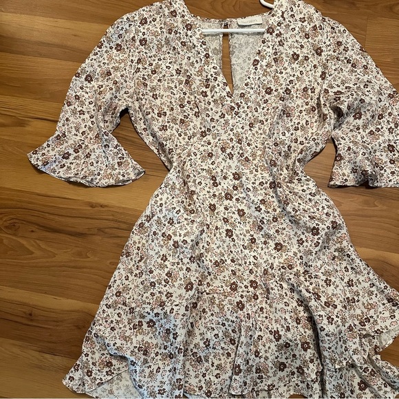 Chic Floral Midi Dress in Cream and Brown - Picture 3 of 5